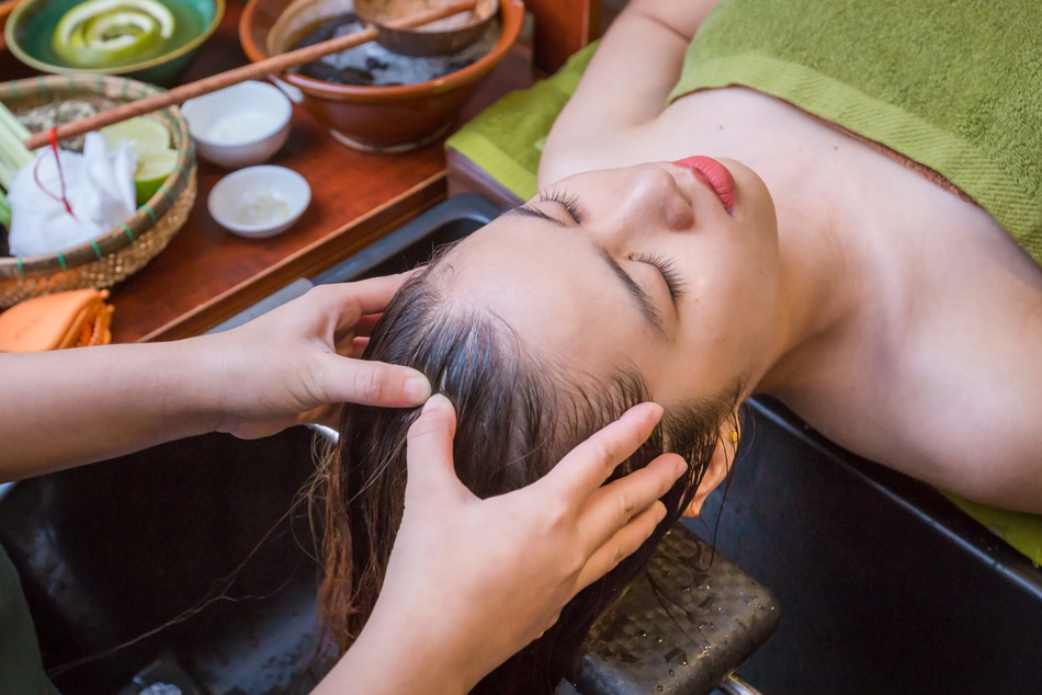 Tiến Hành Massage Và Gội Đầu