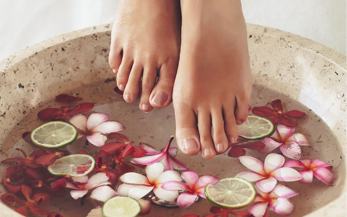 Tại sao nên ngâm chân nước nóng
